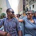Familia a bordo de un autobús de Big Bus Tours en Nueva York