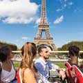 Pasajeros en el piso superior de un autobús de Big Bus Tours en París