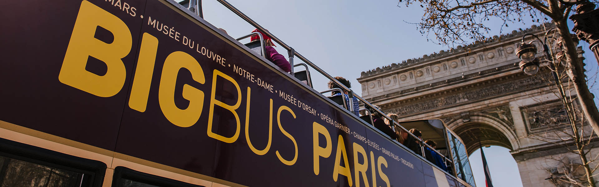 Tour de Big Bus cerca del Arco de Triunfo