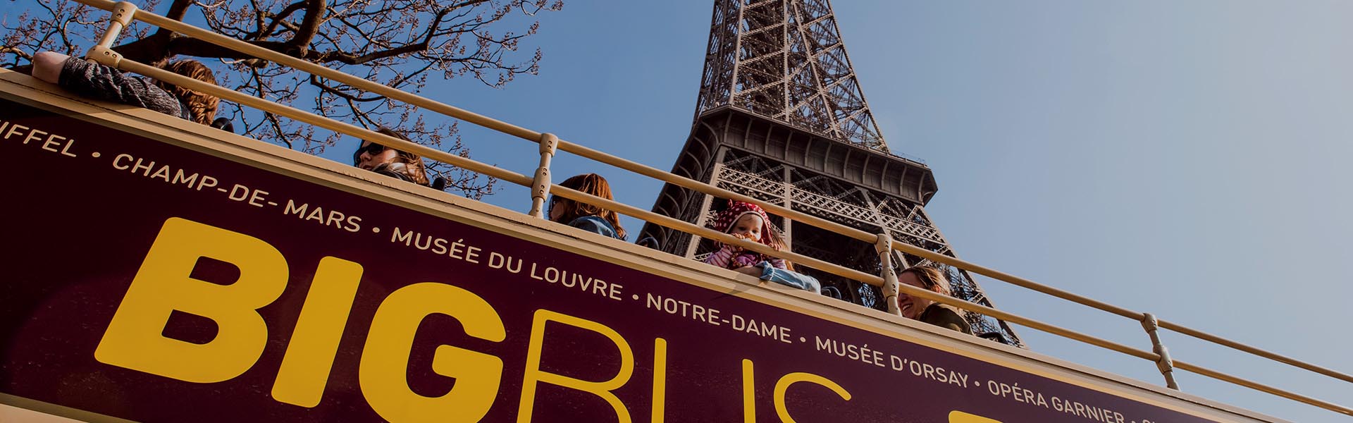 Big Bus davanti alla torre Eiffel, Parigi