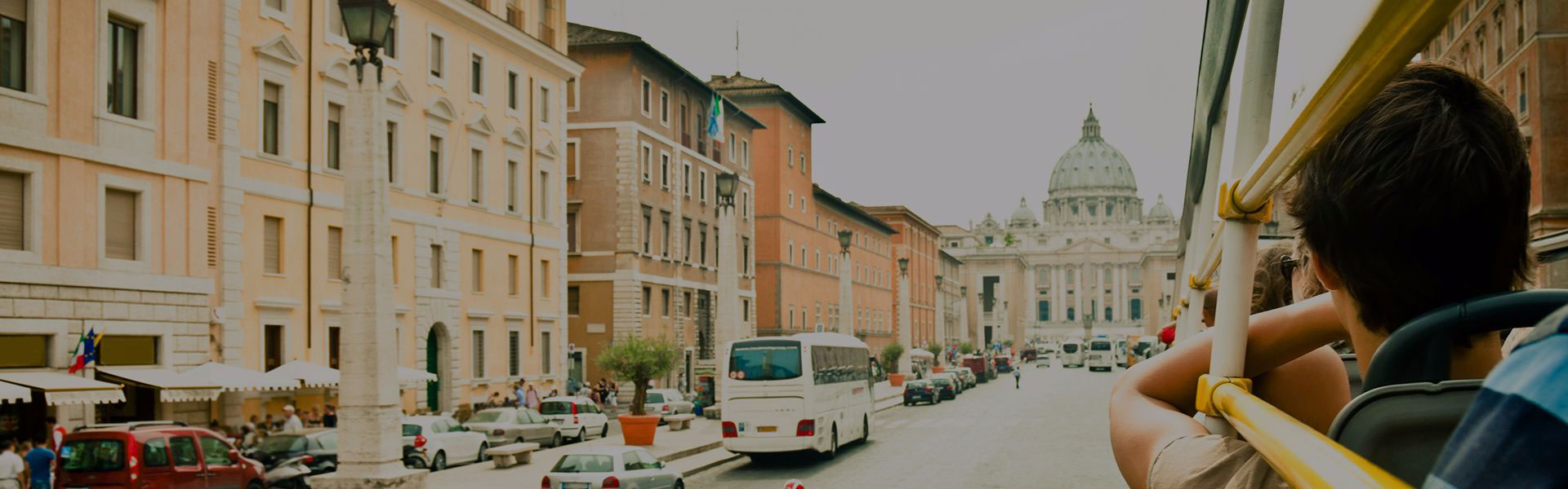 Gente en un autobús turístico por Roma